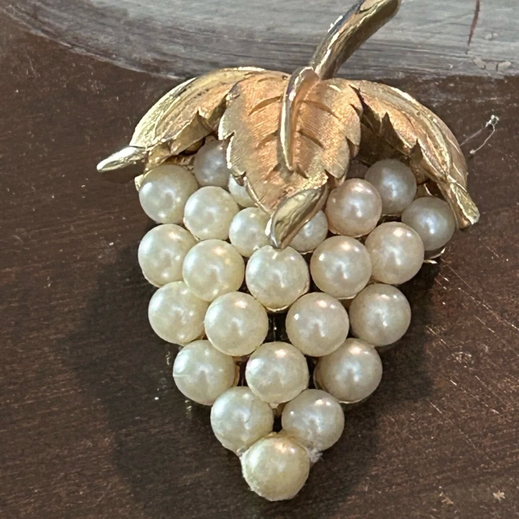 Rare Vintage Signed Trifari Crown Grape Cluster Brooch Pin Faux Pearls Gold Tone